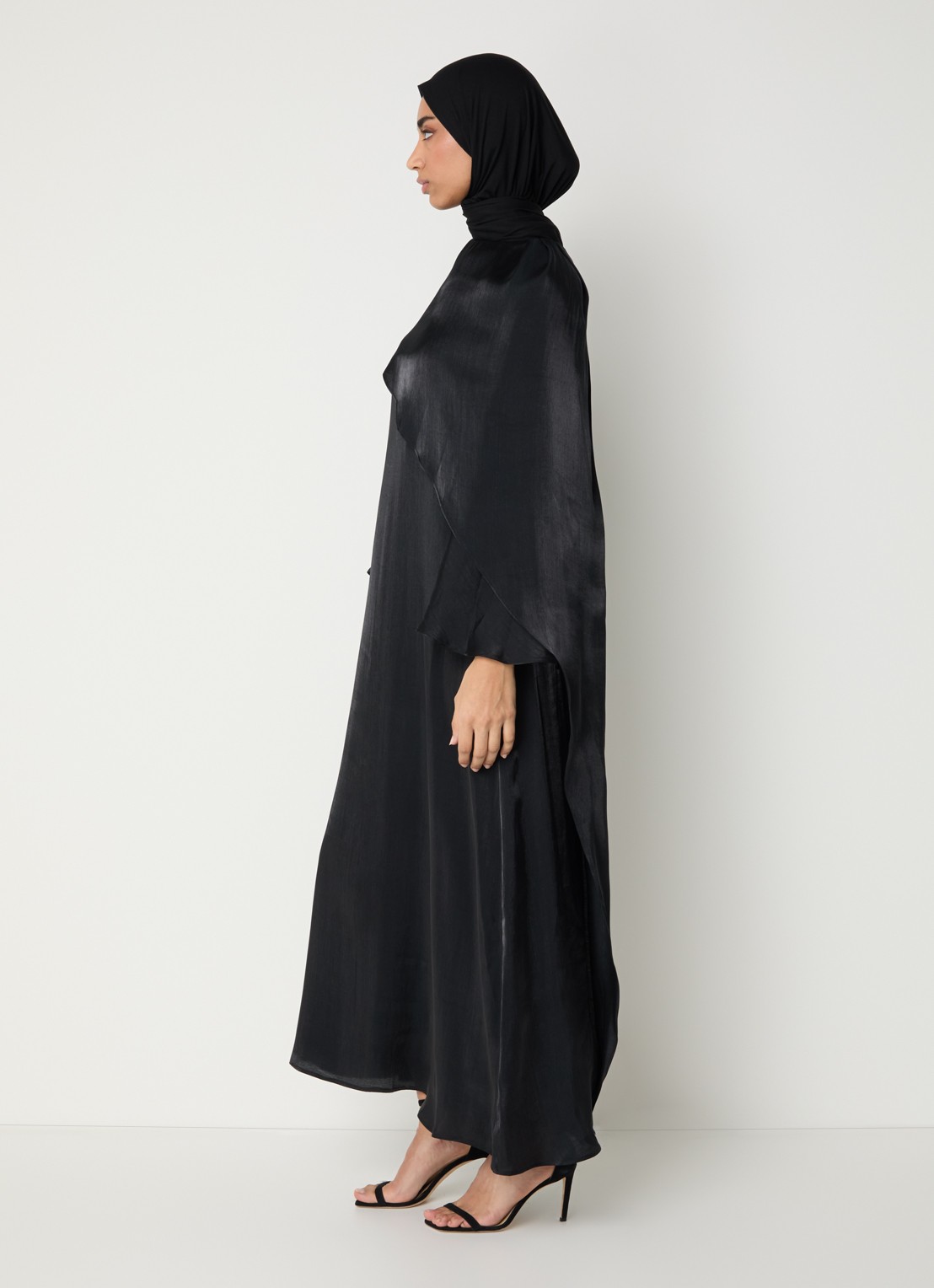 LES Atelier Lamia maxi jurk van satijn met sjaalkraag - voorkant 5 zwart