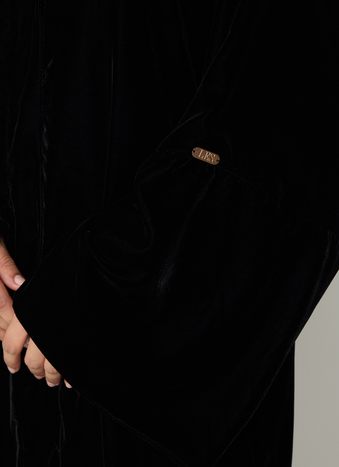 LES Atelier Leona abaya met drukknoopsluiting - detail 4 zwart