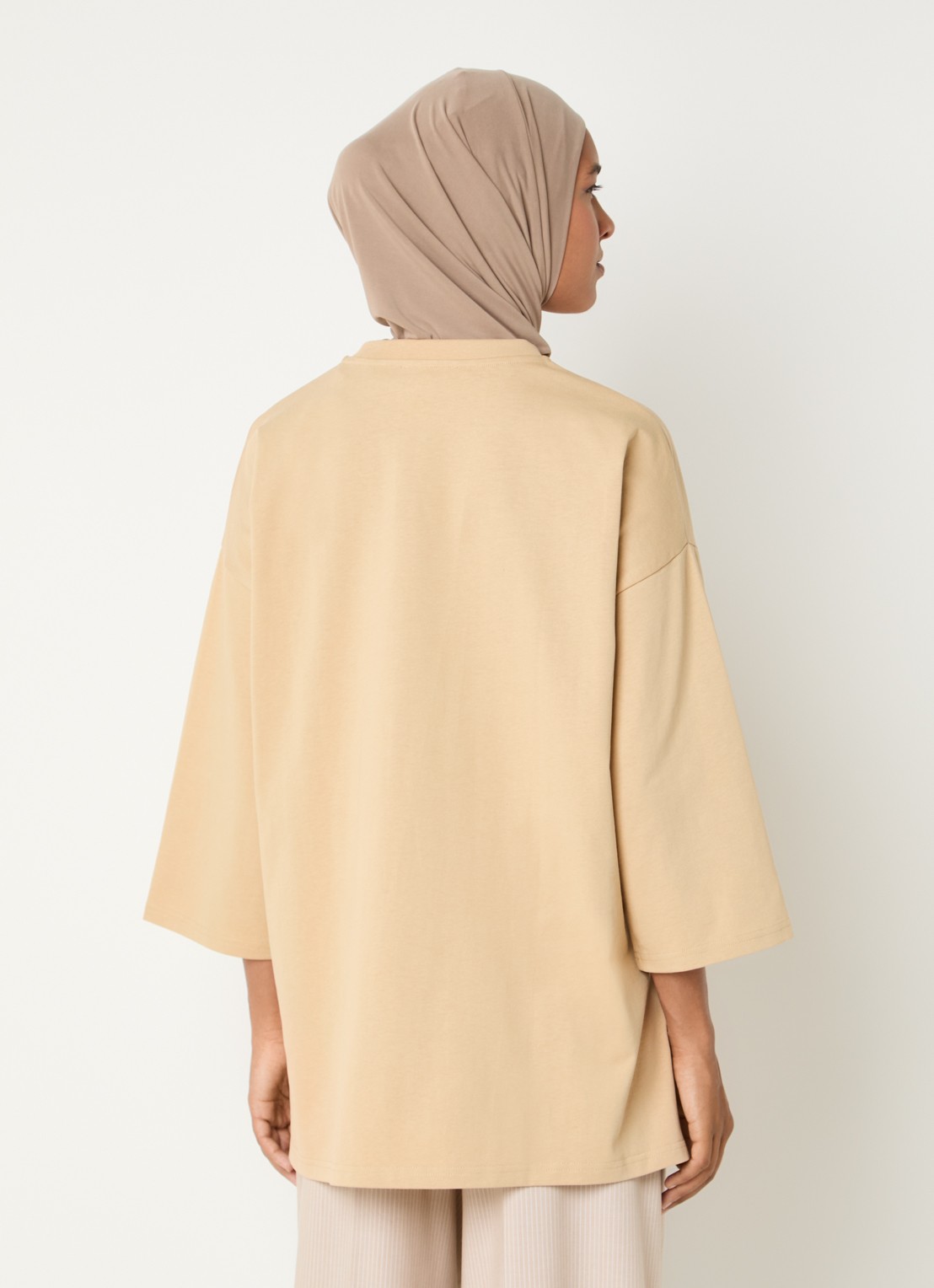 LES Atelier Nada oversized T-shirt met logoborduring - achterkant 5 khaki