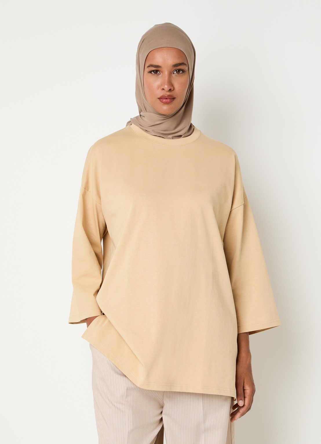 LES Atelier Nada oversized T-shirt met logoborduring - detail khaki