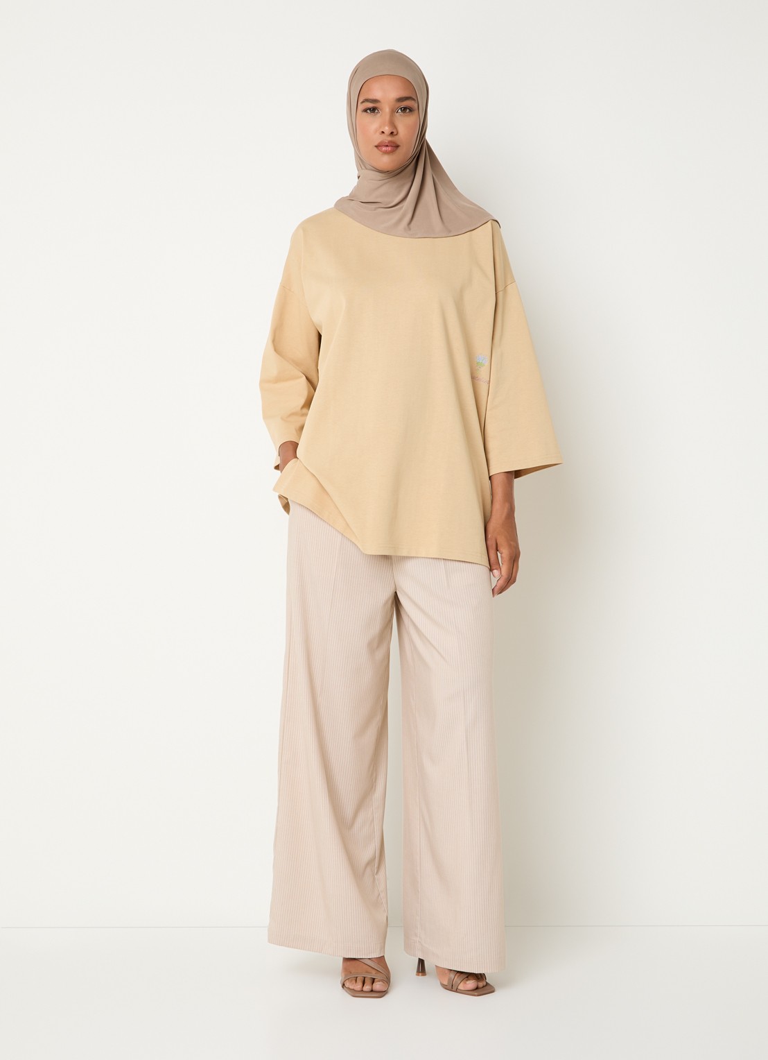 LES Atelier Nada oversized T-shirt met logoborduring - voorkant 4 khaki