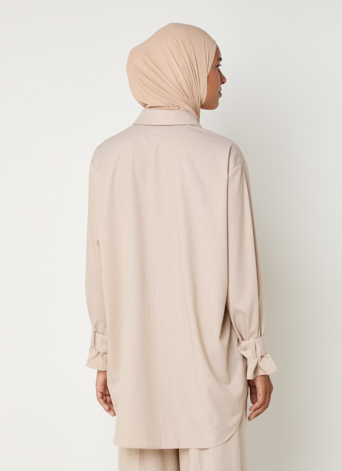 LES Atelier Salmia blouse met borstzak en streepprint - achterkant khaki