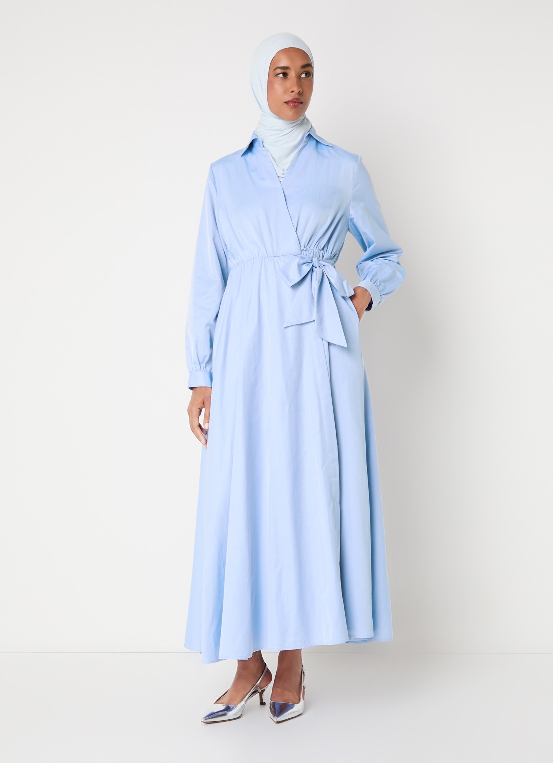 LES Atelier Sofia maxi wikkeljurk met steekzakken - detail lichtblauw