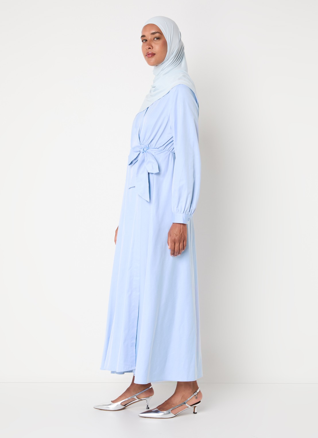 LES Atelier Sofia maxi wikkeljurk met steekzakken - voorkant 5 lichtblauw