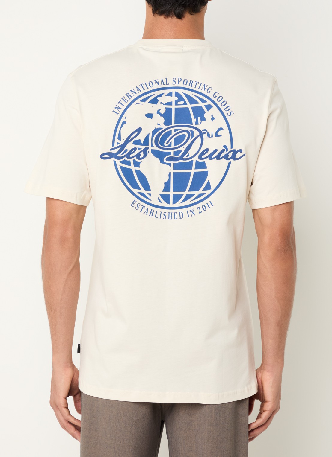 Les Deux Ben Globe T-shirt met logo- en backprint - detail 4 creme