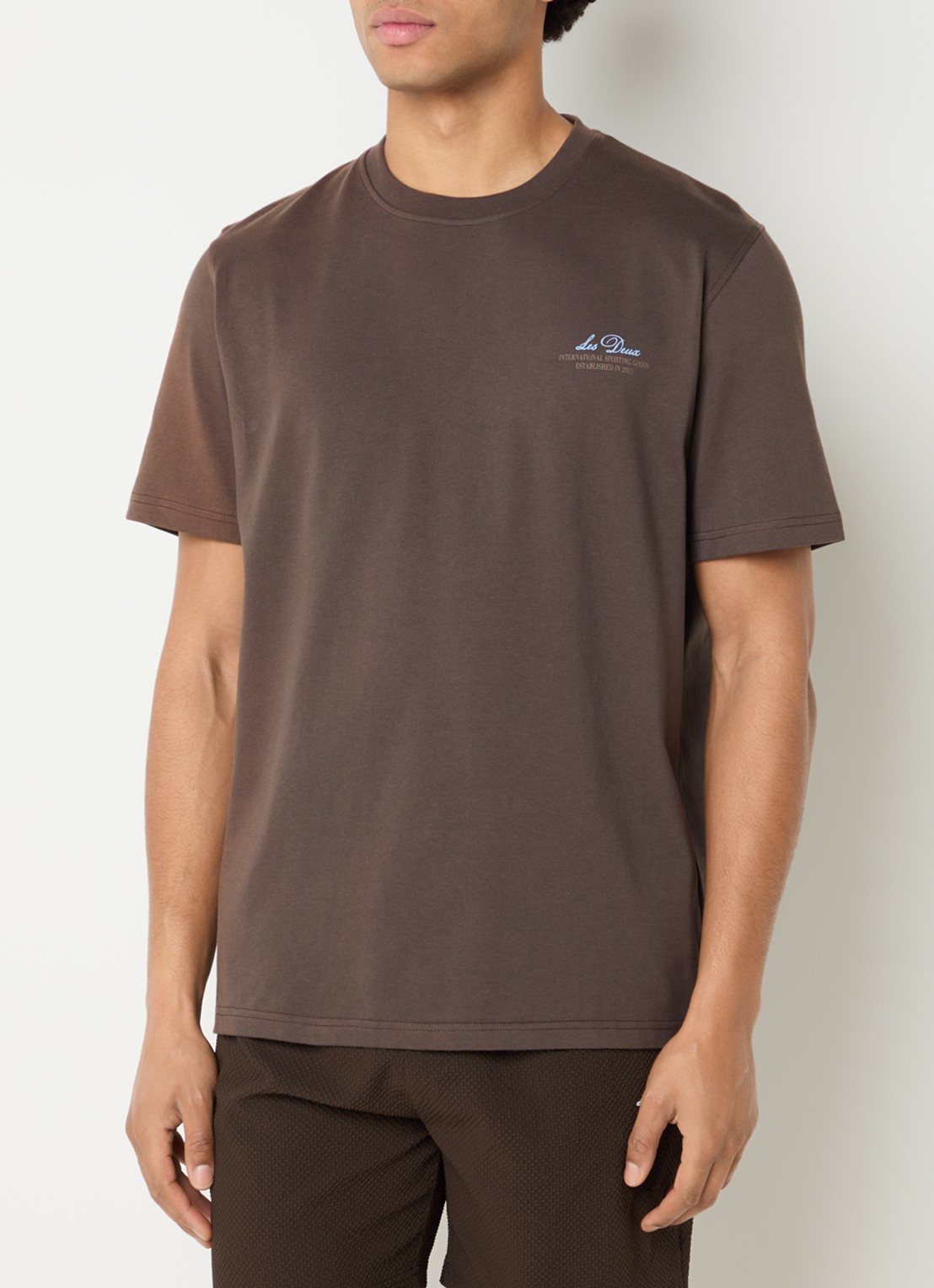 Les Deux Ben Globe T-shirt met logo- en backprint - achterkant donkerbruin