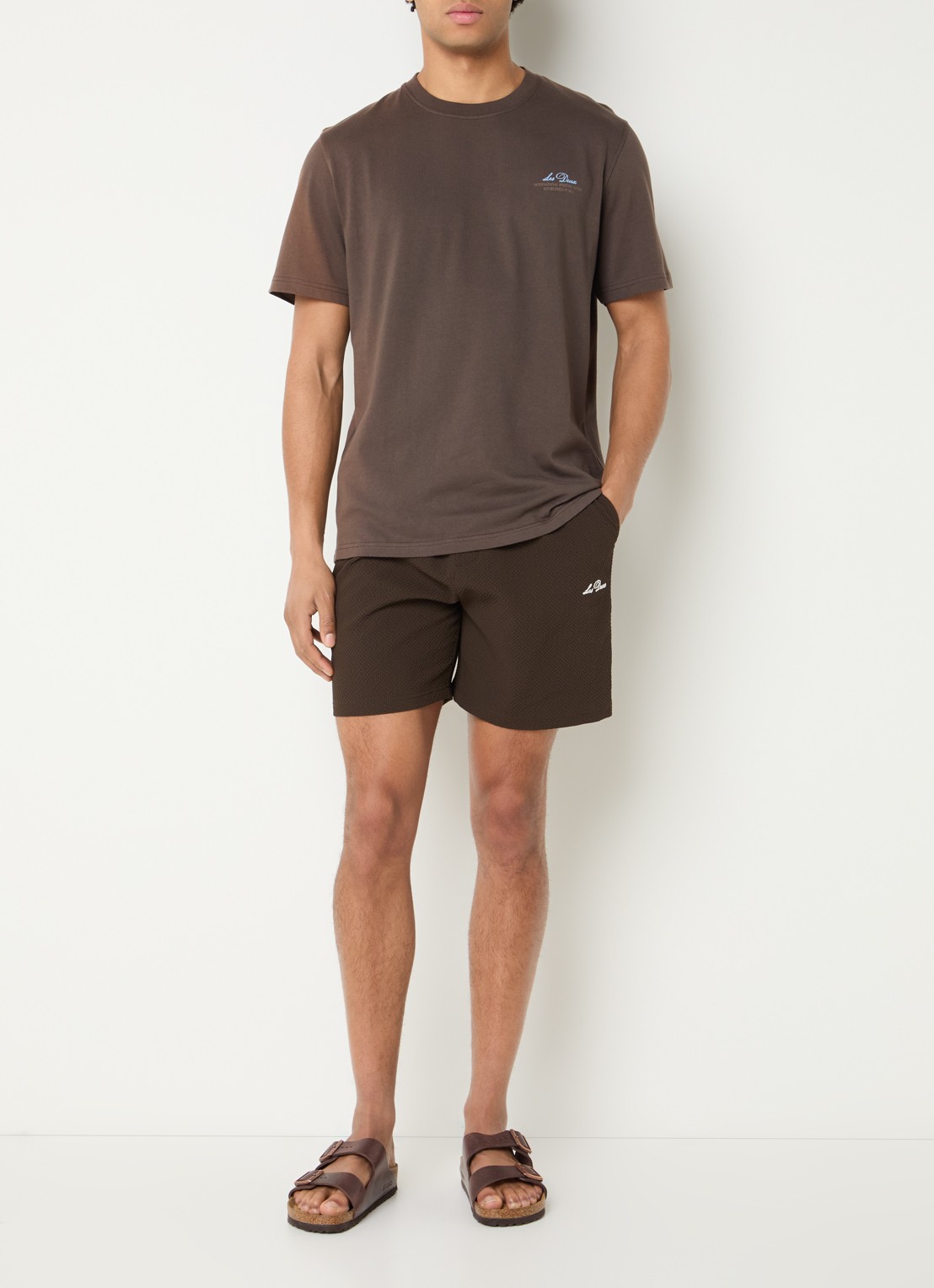 Les Deux Ben Globe T-shirt met logo- en backprint - voorkant 4 donkerbruin