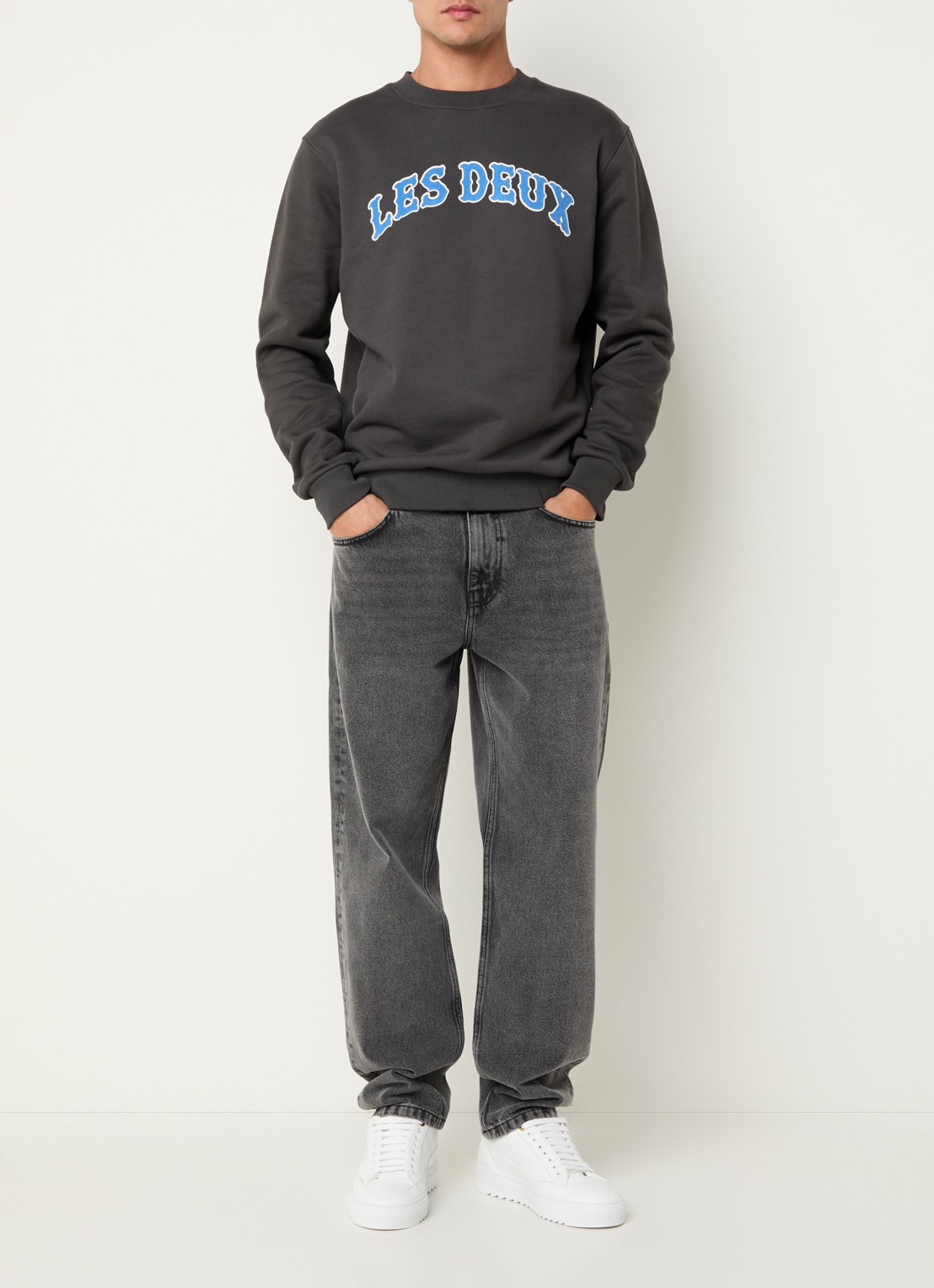 Les Deux Brady sweater met flock logoprint - voorkant 2 middengrijs