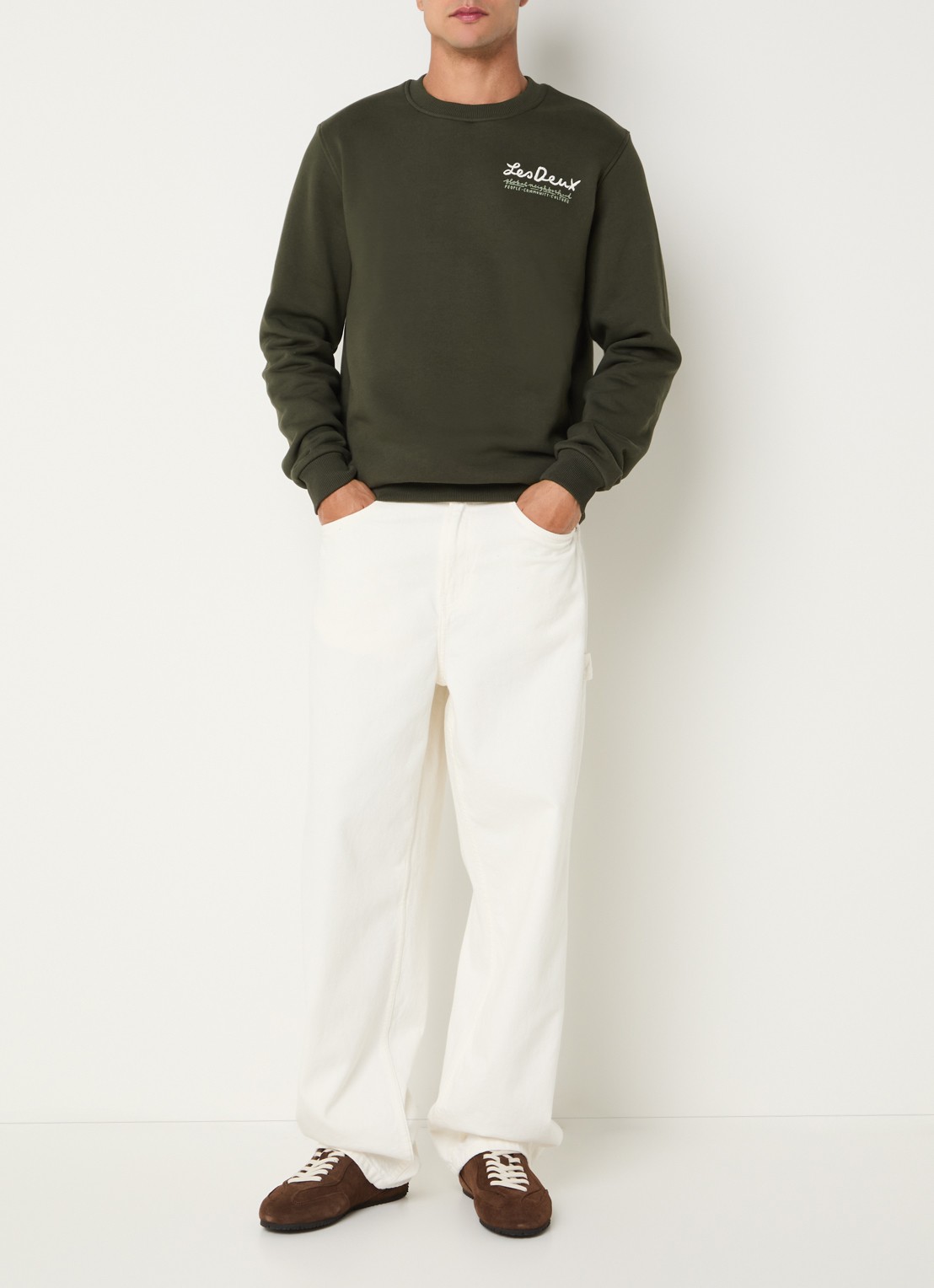 Les Deux Rural sweater met logoborduring en backprint - voorkant 2 legergroen