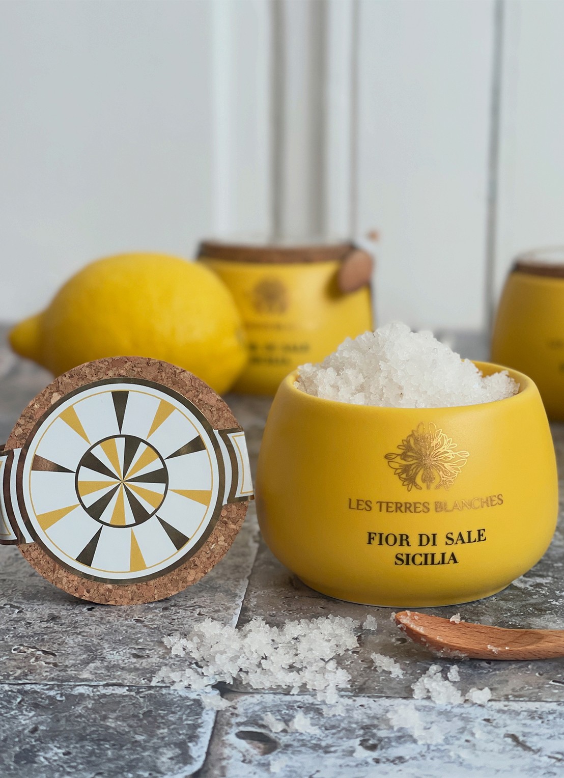 Les Terres Blanches Fior di Sale Sicilië zeezoutvlokken met lepel 100 gram - voorkant 2 undefined