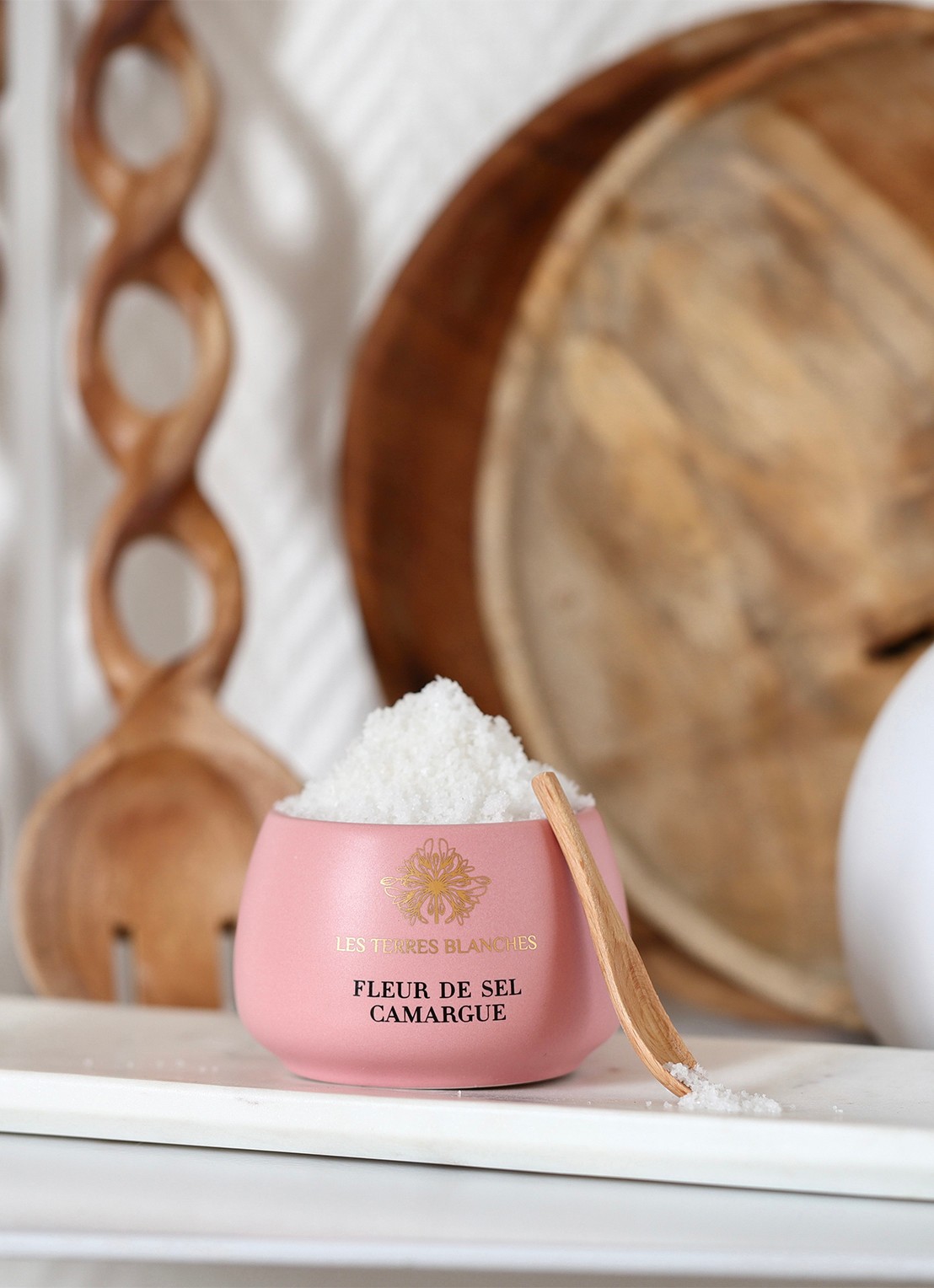 Les Terres Blanches Fleur de Sel Camargue zeezoutvlokken met lepel 100 gram - achterkant undefined