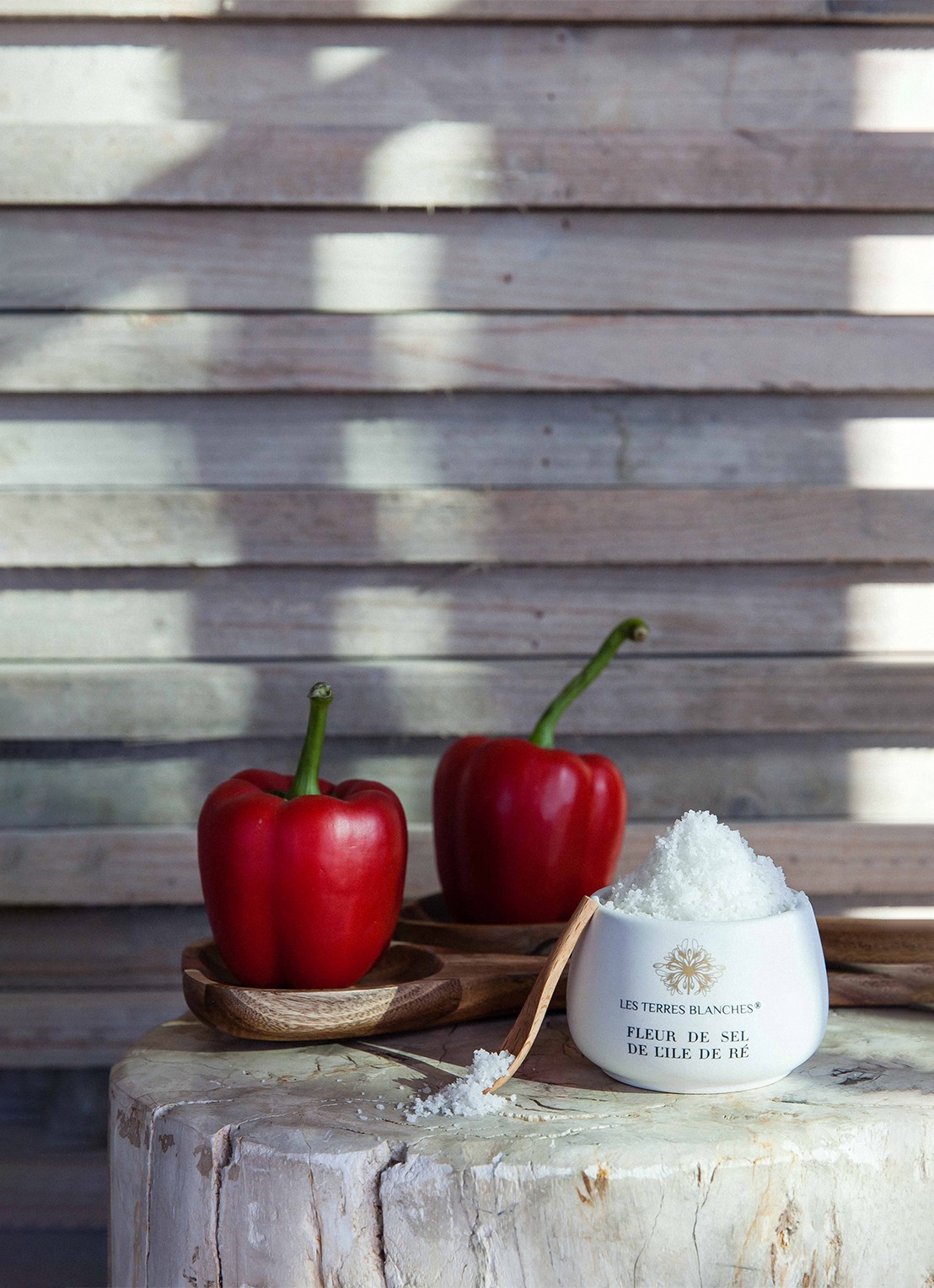 Les Terres Blanches Fleur de Sel Ile de Ré zeezoutvlokken met lepel 100 gram - voorkant 2 undefined