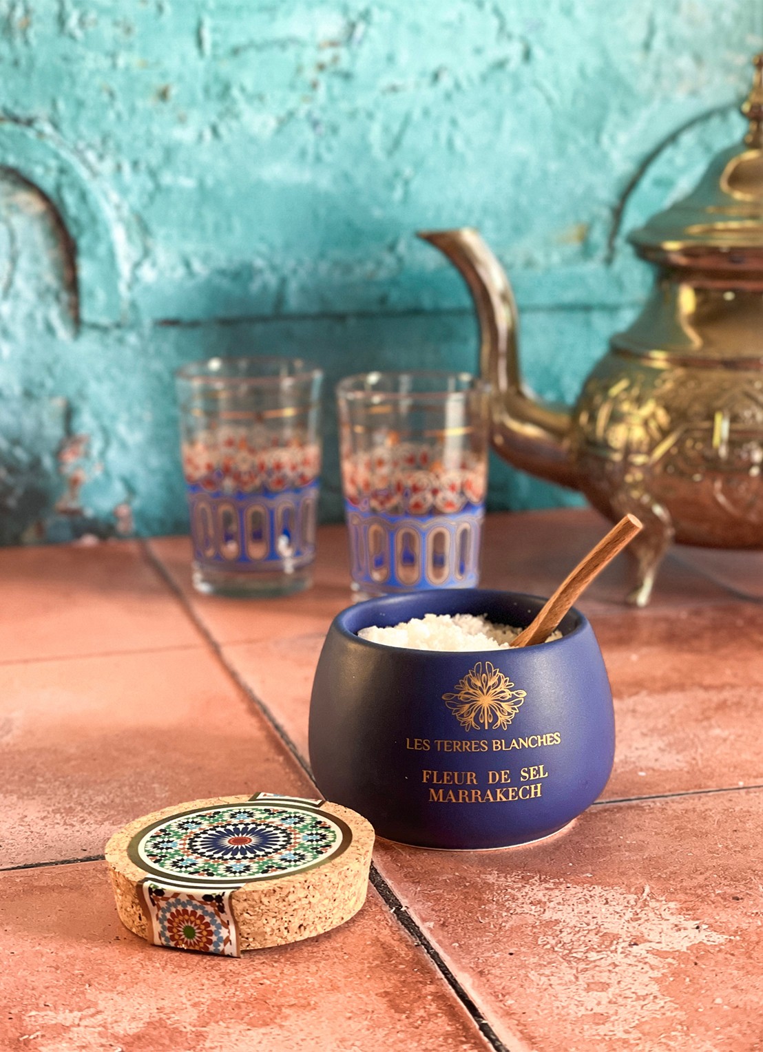 Les Terres Blanches Fleur de Sel Marrakech zeezoutvlokken met lepel 100 gram - voorkant 2 undefined