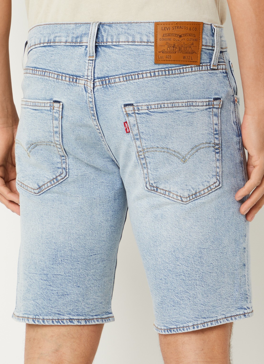 Levi's 405 slim fit korte broek van denim met lichte wassing - achterkant lichtblauw
