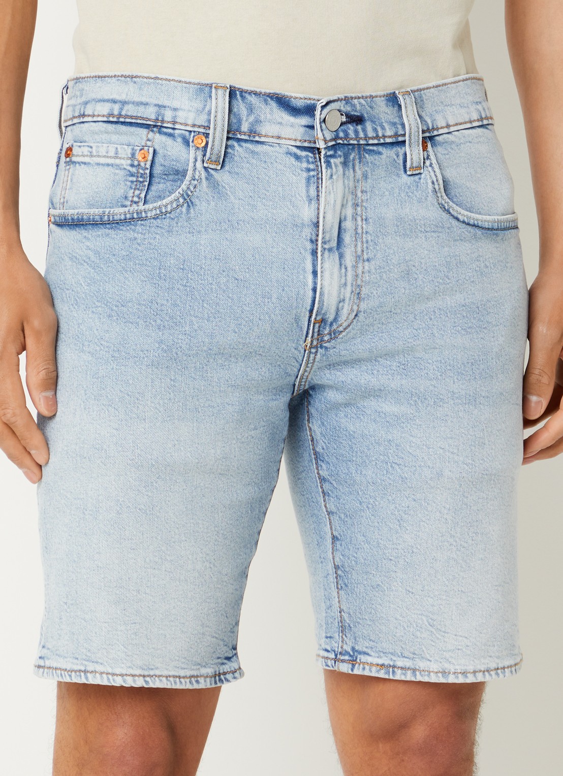 Levi's 405 slim fit korte broek van denim met lichte wassing - detail 4 lichtblauw