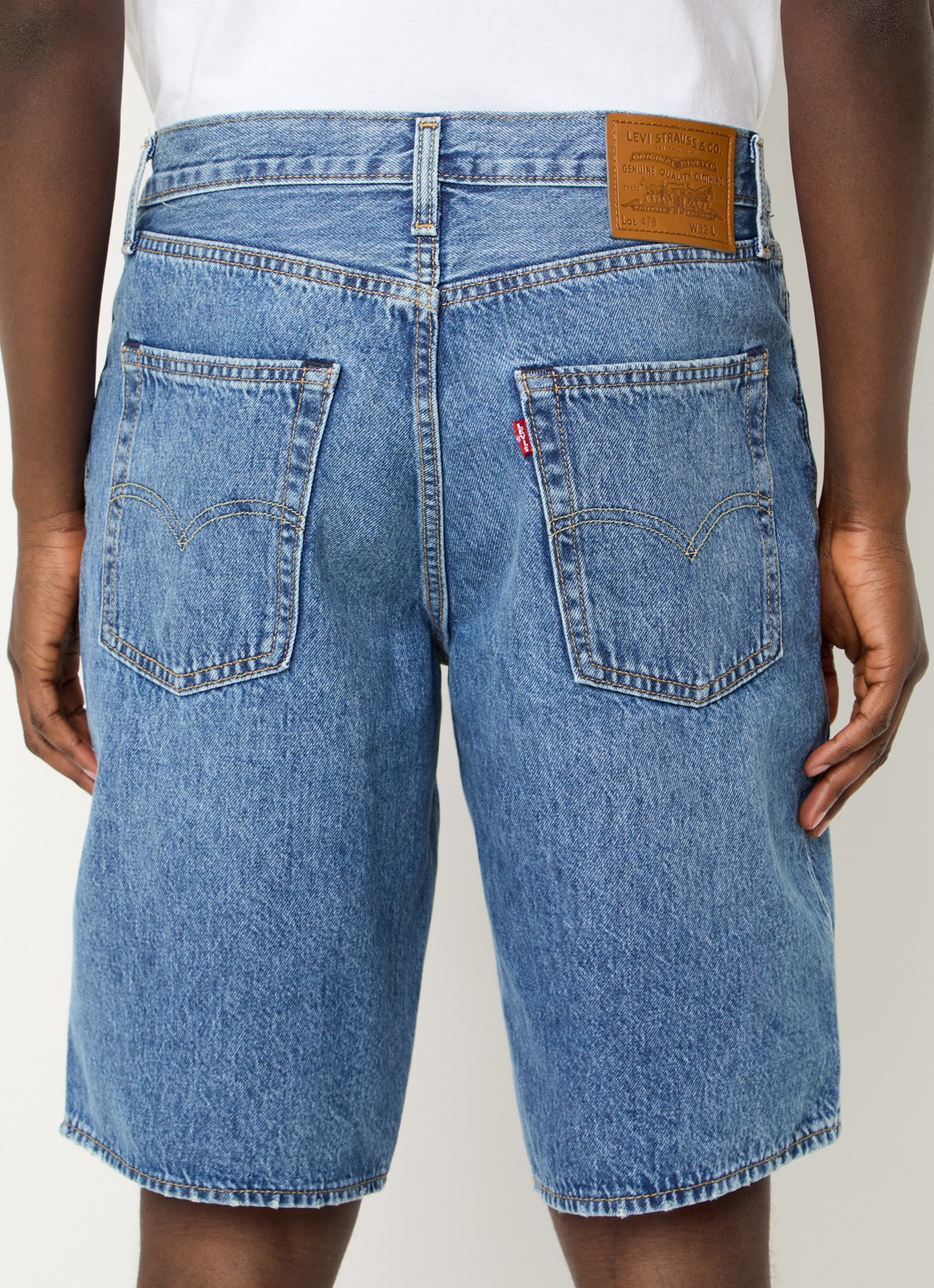 Levi's 478 loose fit korte broek van denim met medium wassing - achterkant 4 indigo