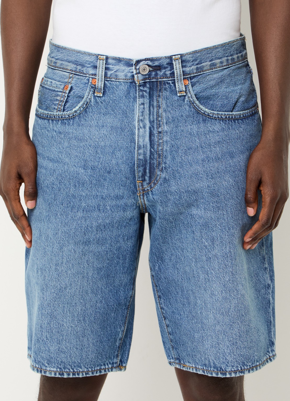 Levi's 478 loose fit korte broek van denim met medium wassing - detail indigo