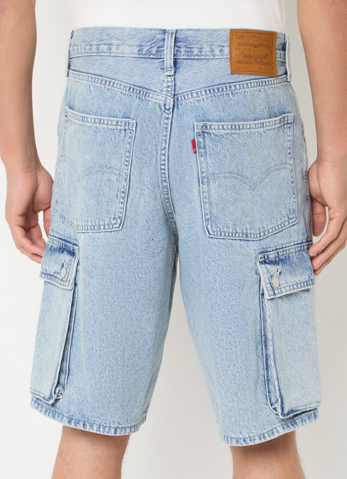 Levi's 478 loose fit korte cargobroek van denim met klepzakken - achterkant 2 indigo