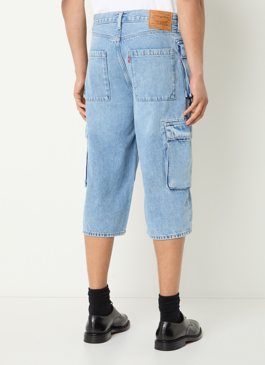 Levi's 478 loose fit korte cargobroek van denim  - achterkant indigo