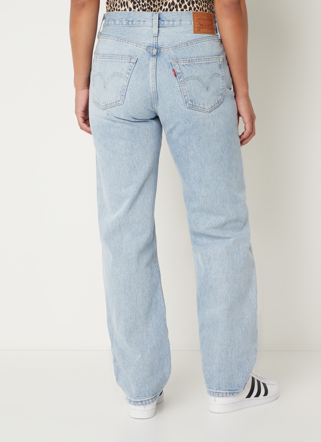Levi's 501 90's high waist straight leg jeans met lichte wassing - achterkant indigo