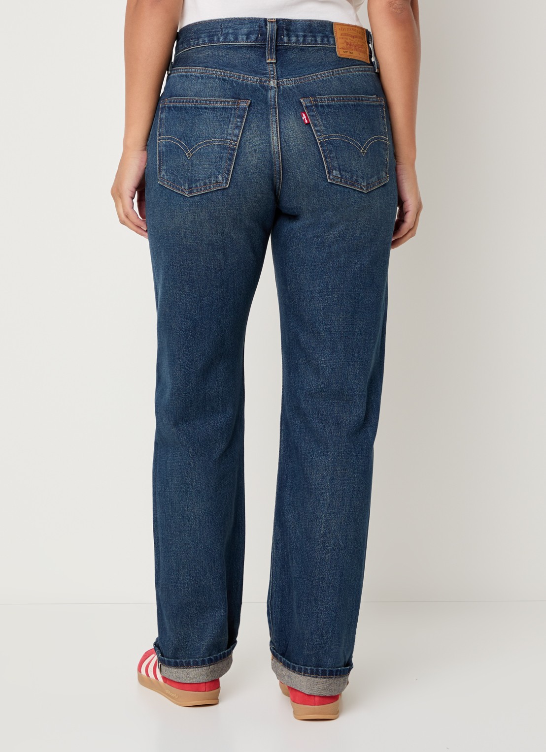 Levi's 501 '90s mid waist straight leg jeans met medium wassing - achterkant indigo