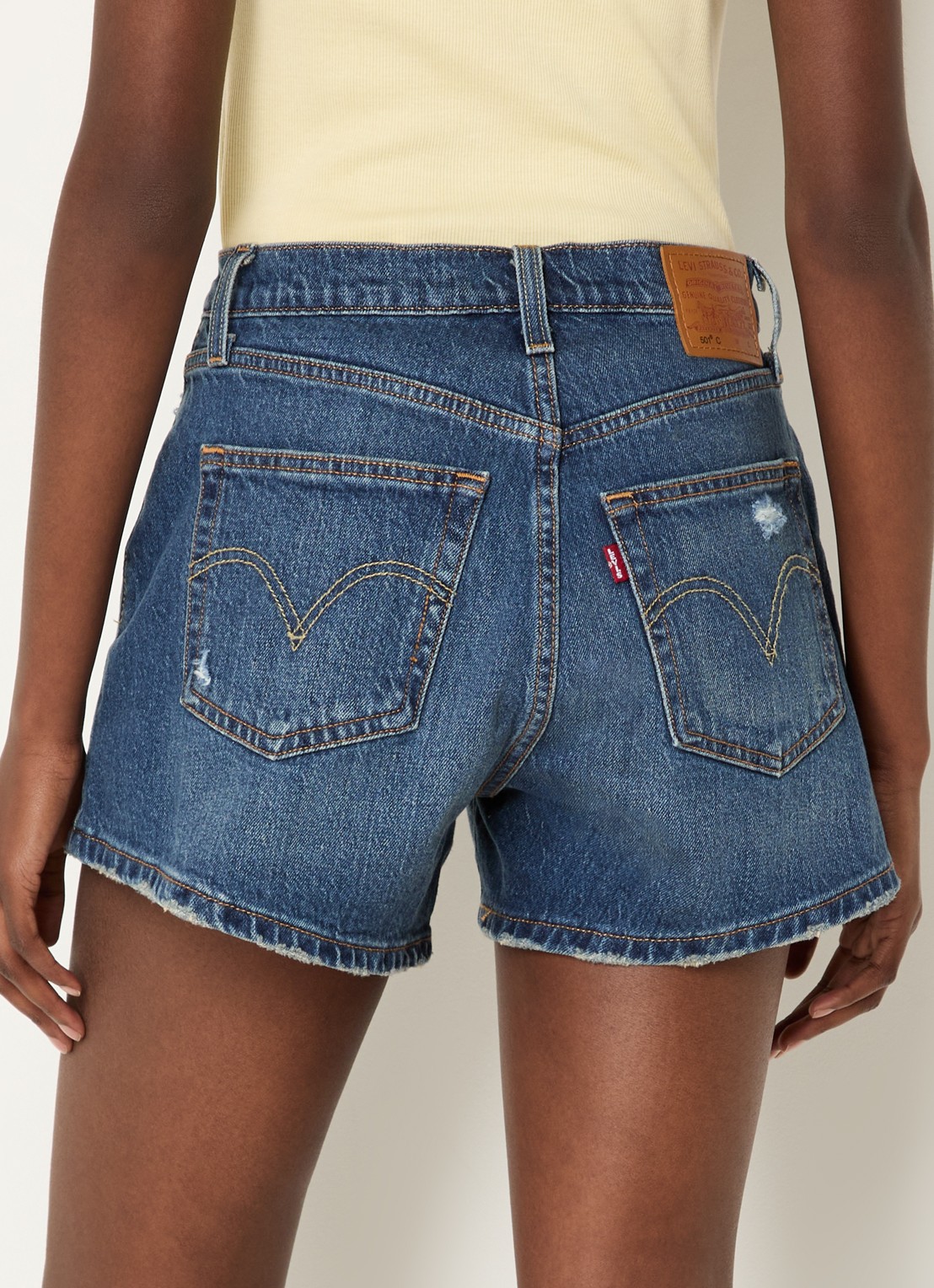 Levi's 501 Curve mid waist straight fit korte broek van denim met destroyed afwerking - achterkant 4 indigo