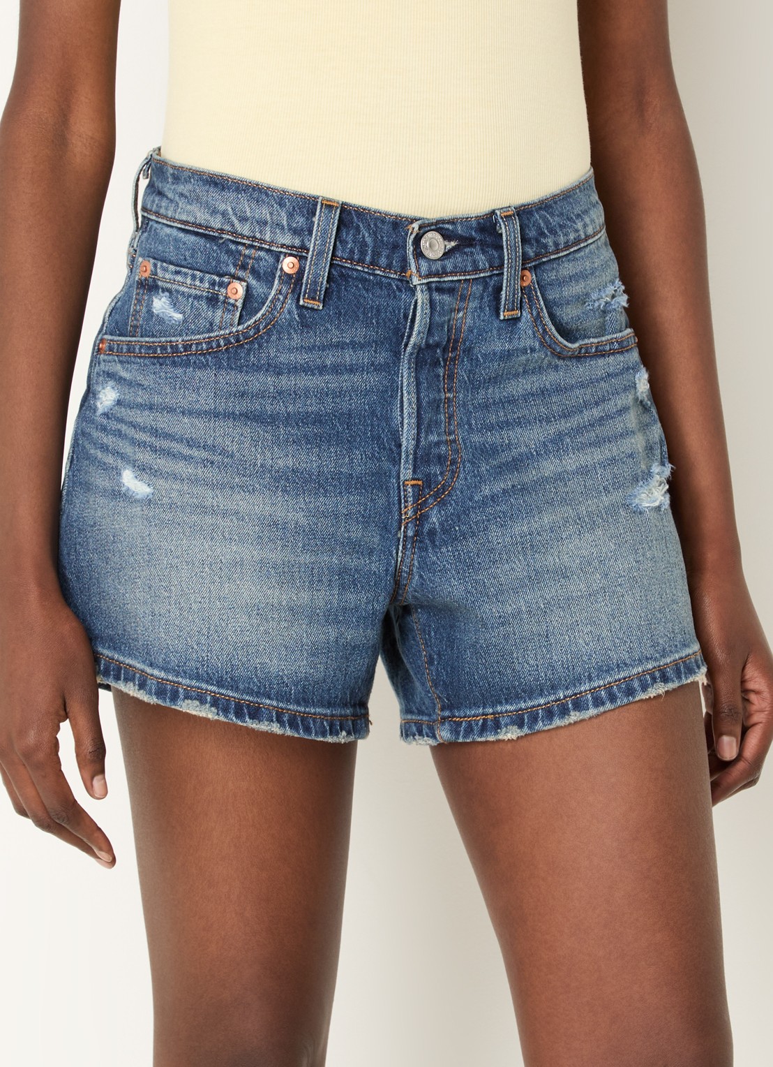 Levi's 501 Curve mid waist straight fit korte broek van denim met destroyed afwerking - detail 3 indigo