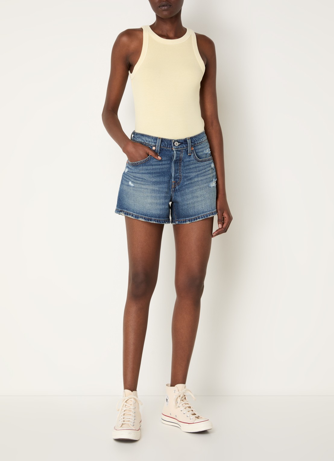 Levi's 501 Curve mid waist straight fit korte broek van denim met destroyed afwerking - voorkant 2 indigo