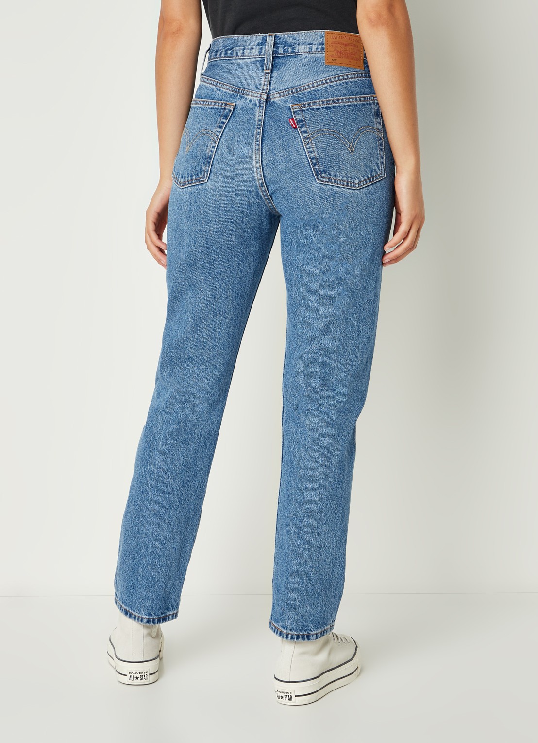 Levi's 501 High waist straight leg cropped jeans met medium wassing - achterkant indigo