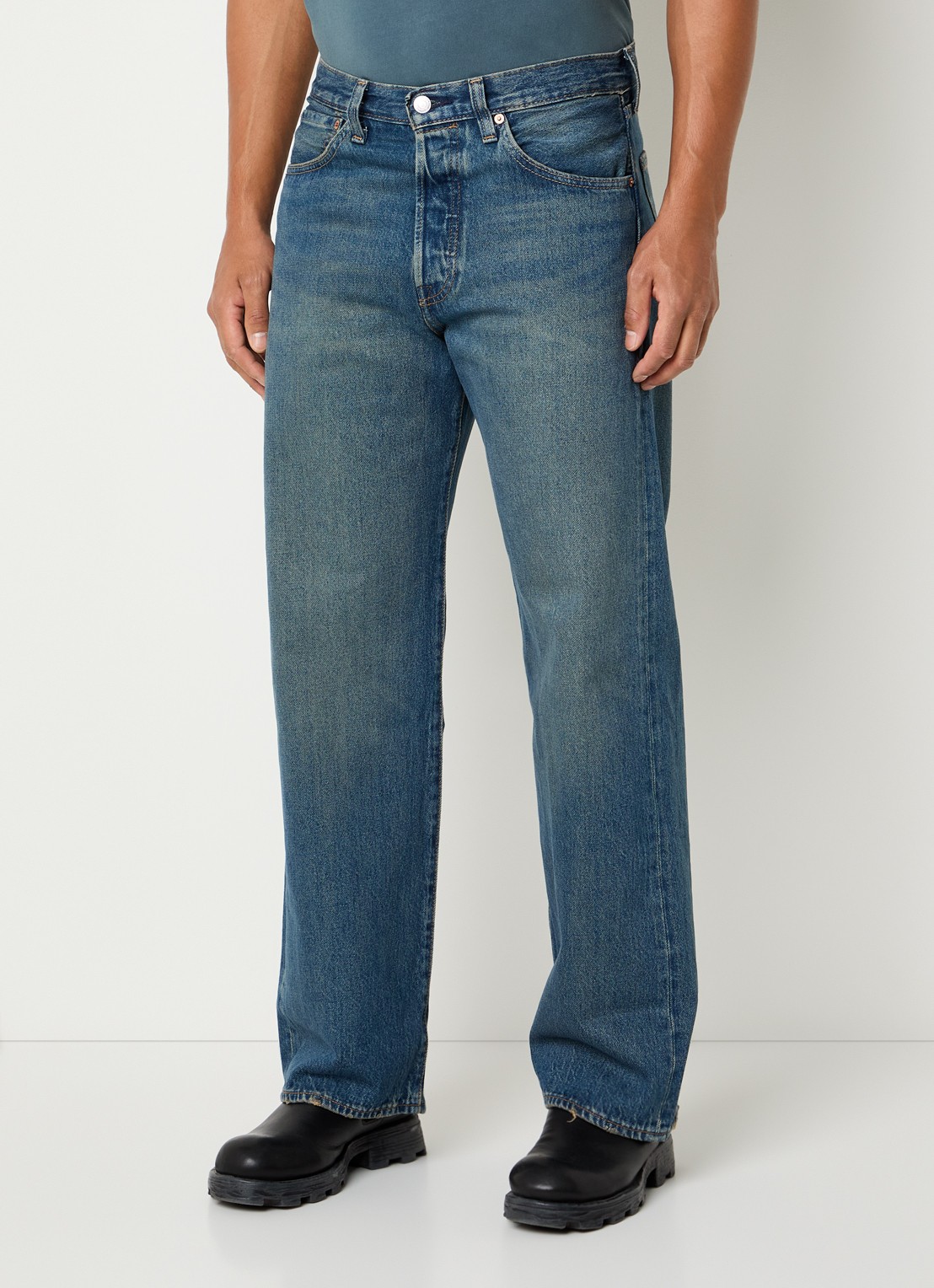 Levi's 501 loose fit jeans met medium wassing - detail indigo