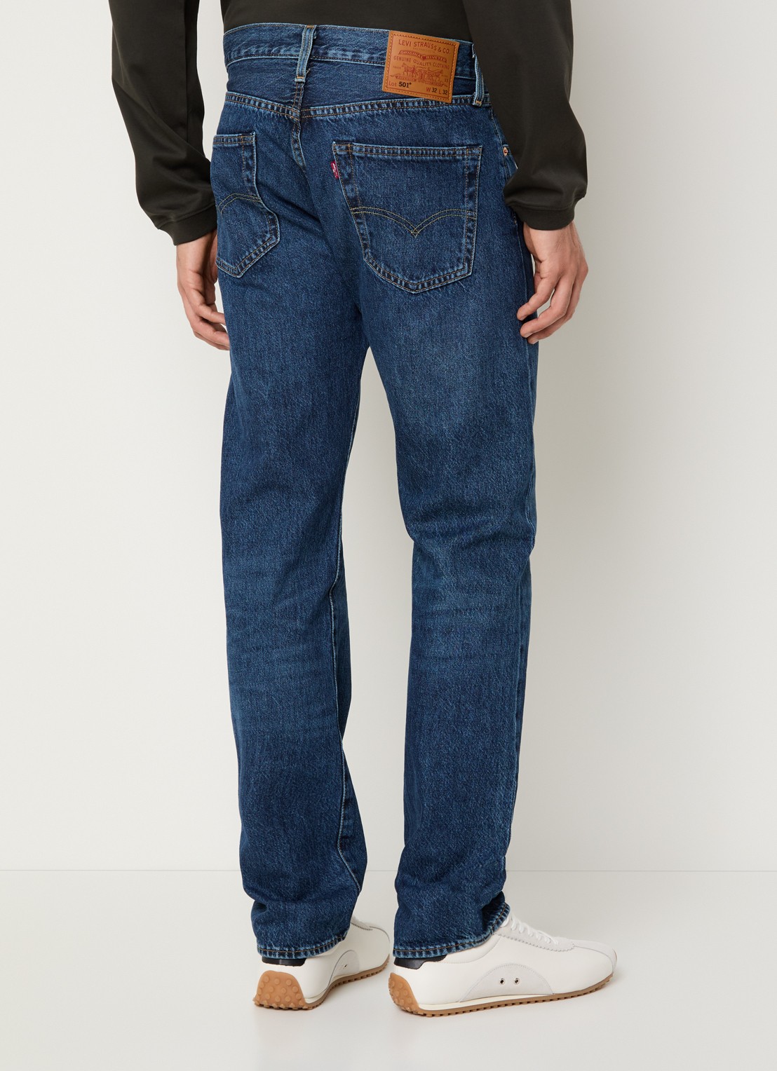 Levi's 501 straight leg jeans met medium wassing - achterkant 5 indigo