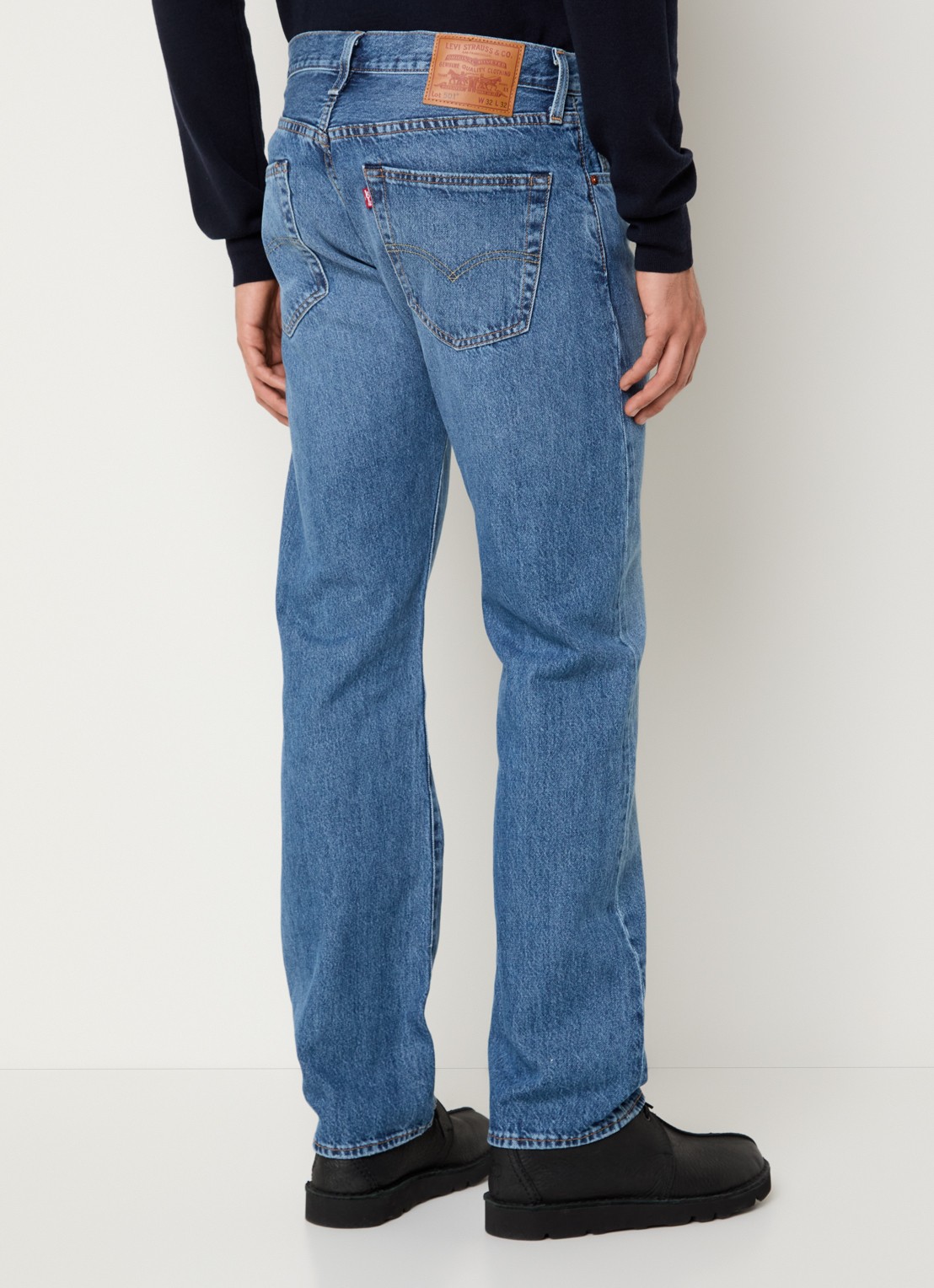 Levi's 501 straight leg jeans met medium wassing - achterkant indigo