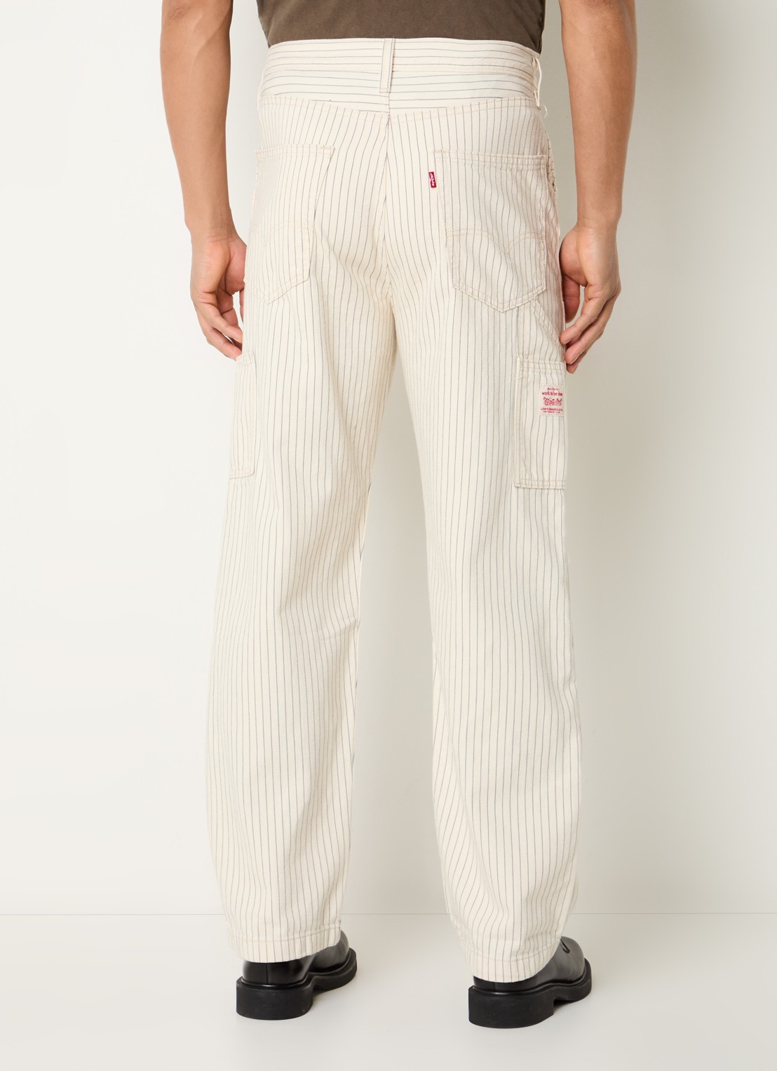 Levi's 568 Loose fit cargobroek van denim met gekleurde wassing en streepprint - achterkant gebroken wit