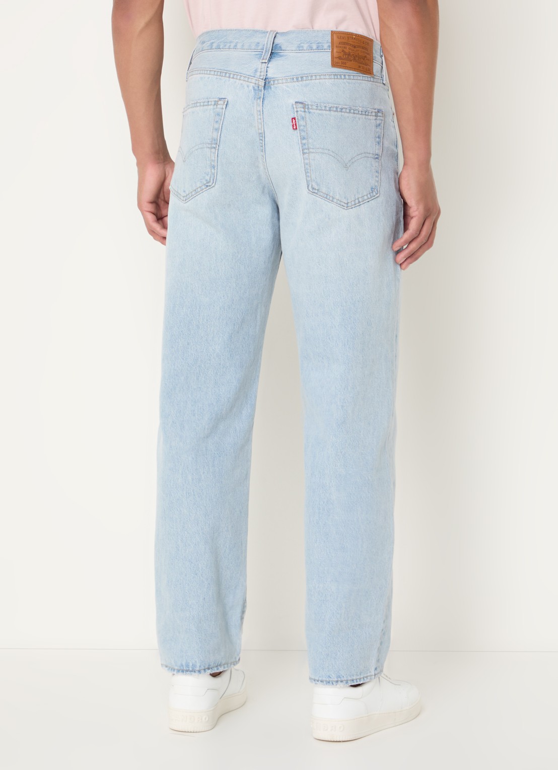 Levi's 568 straight leg jeans met lichte wassing - achterkant indigo