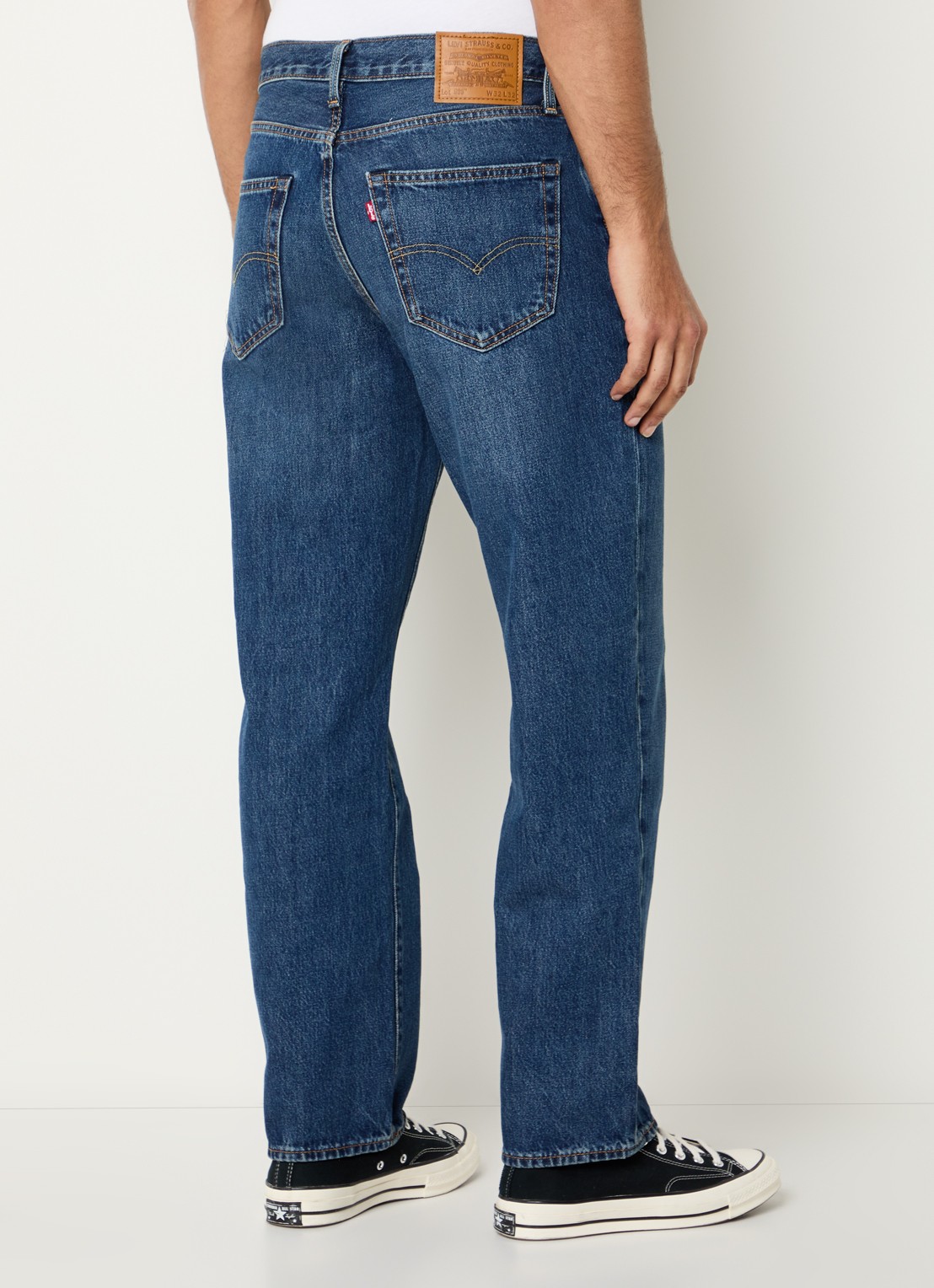 Levi's 568 straight leg jeans met medium wassing - achterkant indigo
