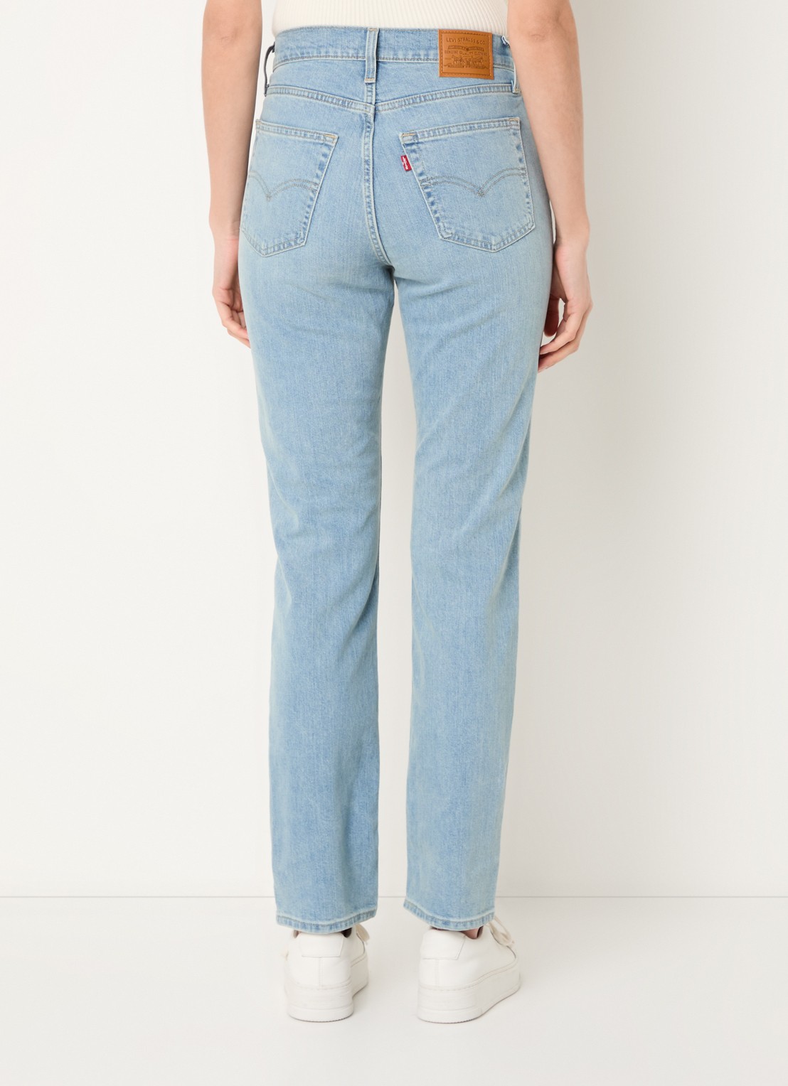 Levi's 724 high waist straight leg jeans met lichte wassing - achterkant indigo