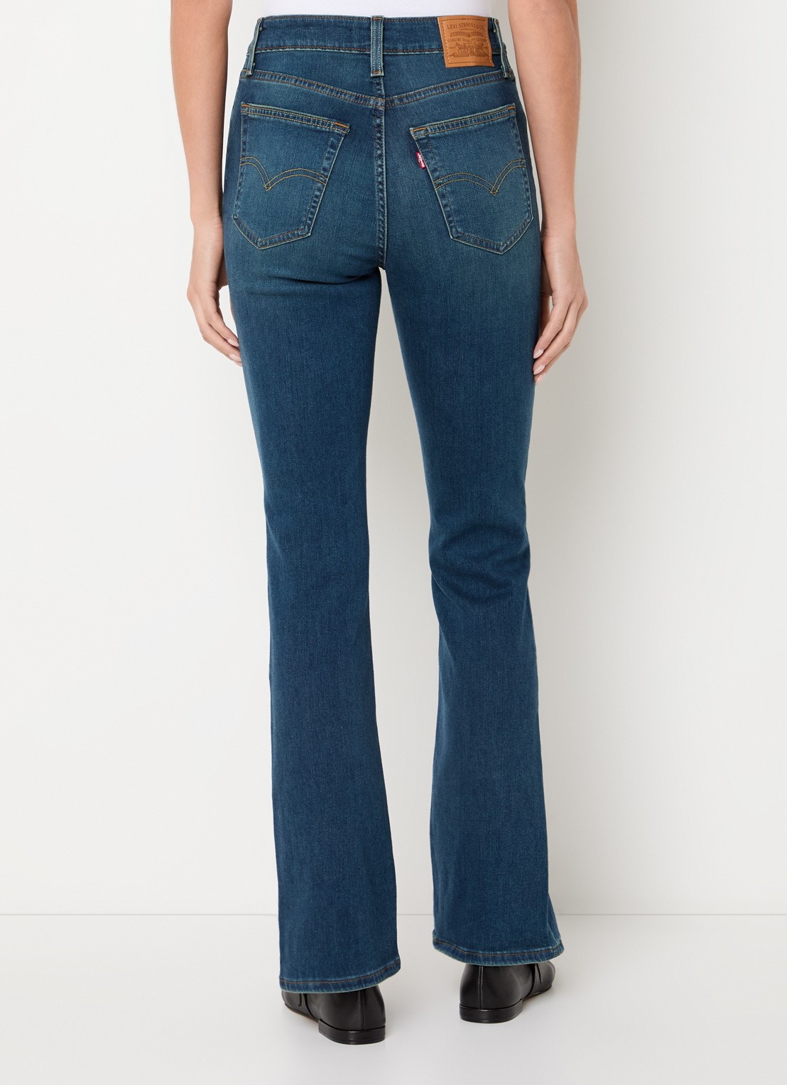 Levi's 725 high waist flared fit jeans met medium wassing - achterkant 3 indigo