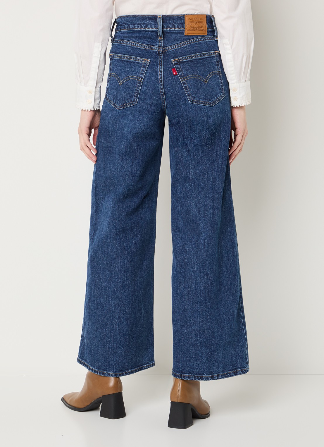 Levi's 728 High waist copped wide leg jeans met medium wassing - achterkant indigo