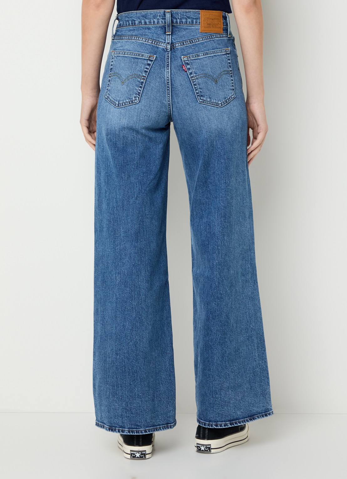 Levi's 728 high waist wide leg jeans met medium wassing - achterkant 4 indigo
