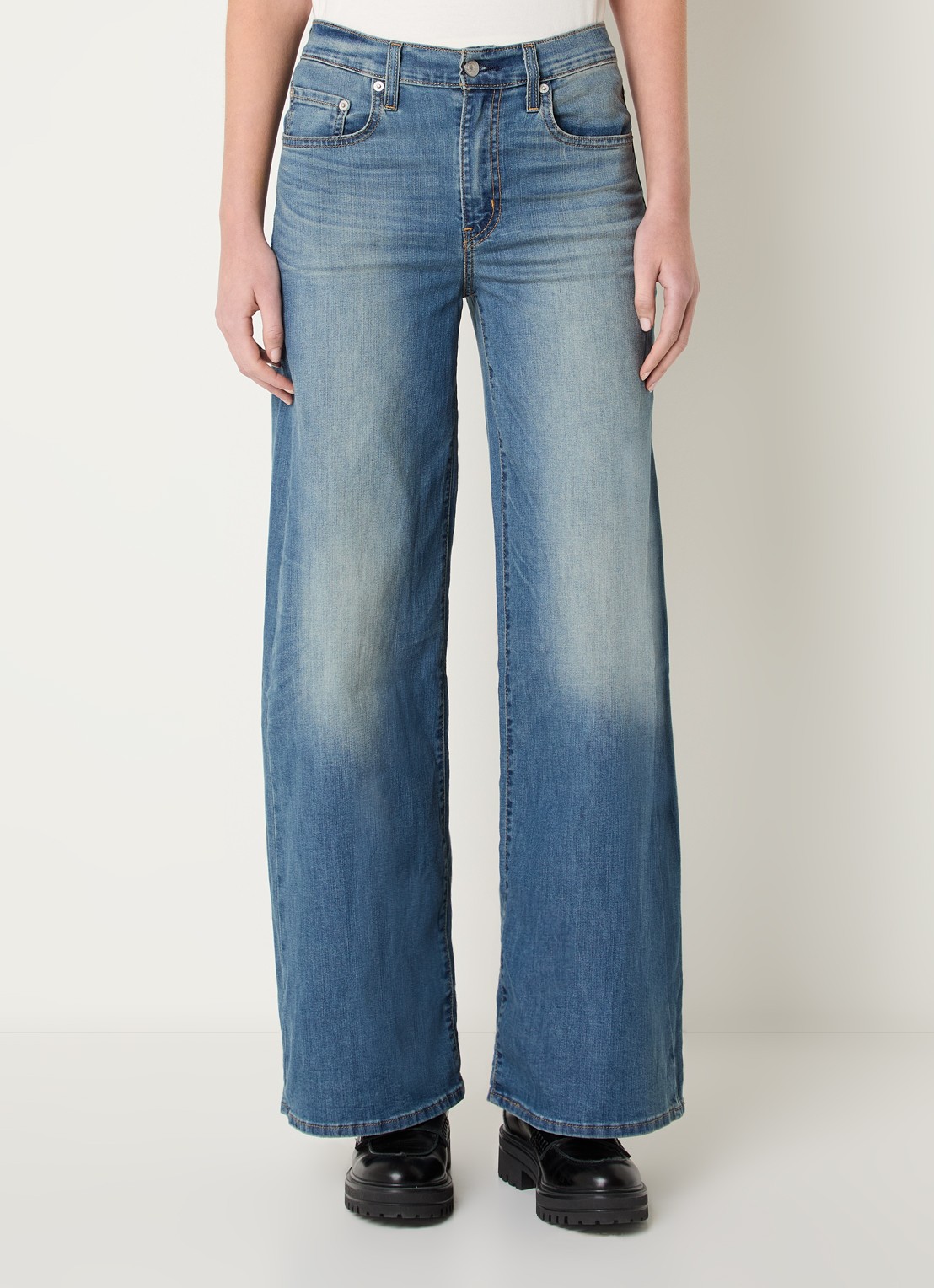 Levi's 728 high waist wide leg jeans met medium wassing - detail indigo