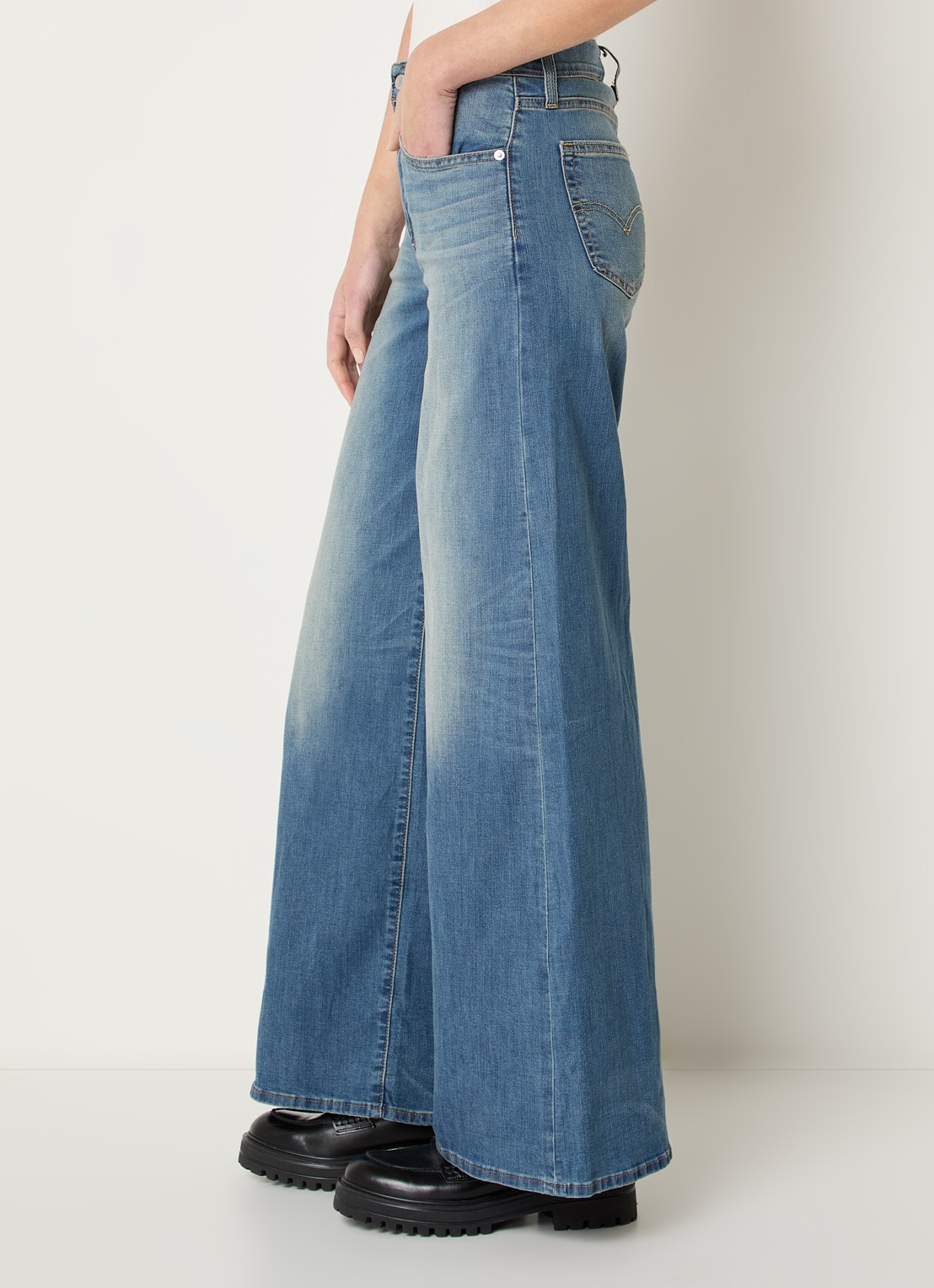 Levi's 728 high waist wide leg jeans met medium wassing - detail 2 indigo