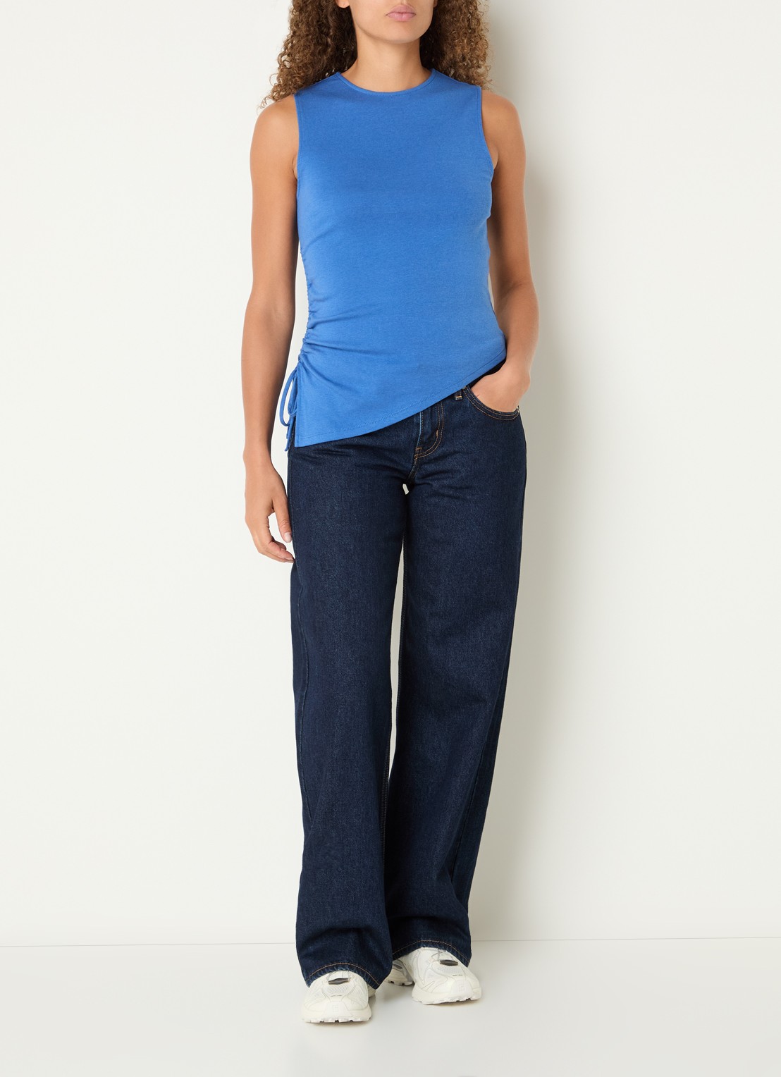 Levi's Alila mouwloze top met asymmetrisch detail en trekkoord - voorkant 2 blauw