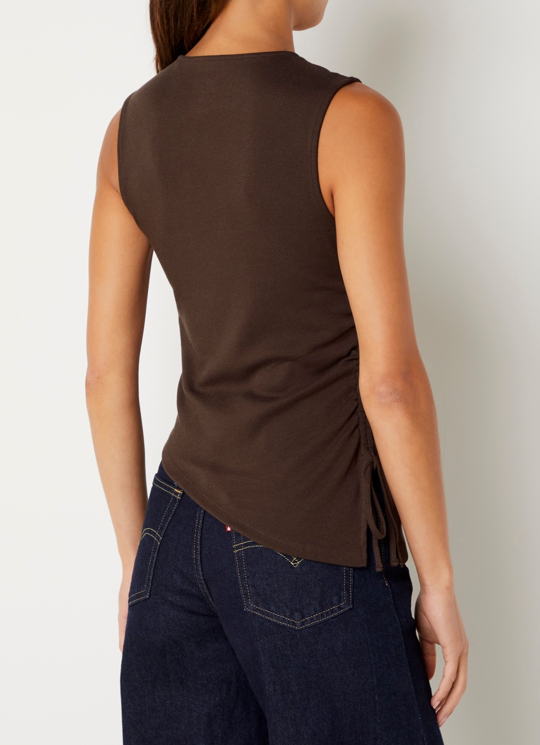 Levi's Alila mouwloze top met ronde hals - achterkant 4 donkerbruin