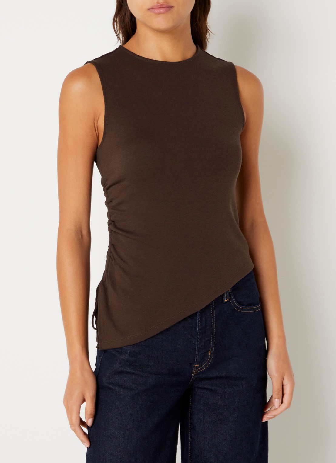 Levi's Alila mouwloze top met ronde hals - detail 3 donkerbruin