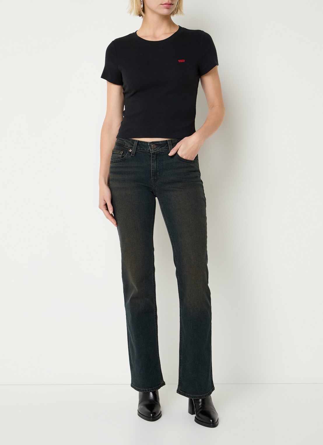 Levi's Cropped T-shirt met ribstructuur en logo - voorkant 2 zwart