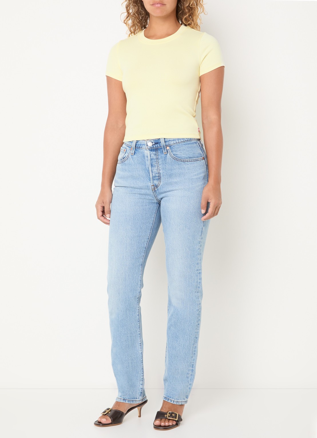 Levi's Cropped T-shirt met ronde hals - voorkant 2 lichtgeel