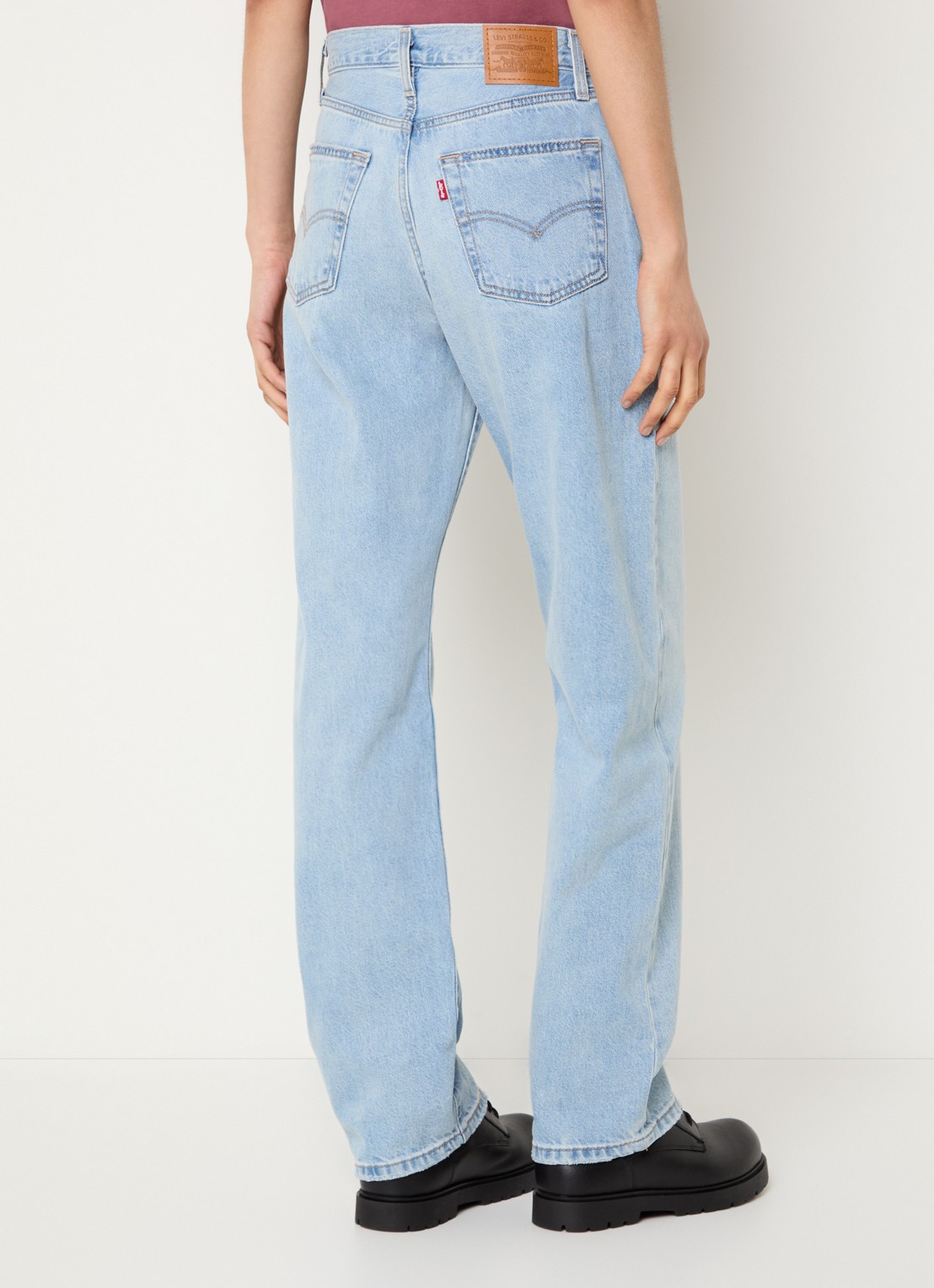 Levi's Easy Dad high waist straight leg jeans met lichte wassing - achterkant indigo