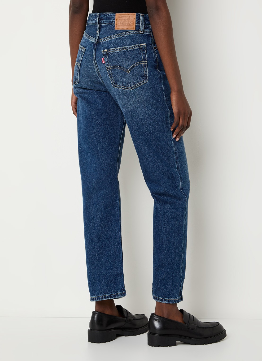 Levi's Easy Dad high waist straight leg jeans met medium wassing - achterkant indigo