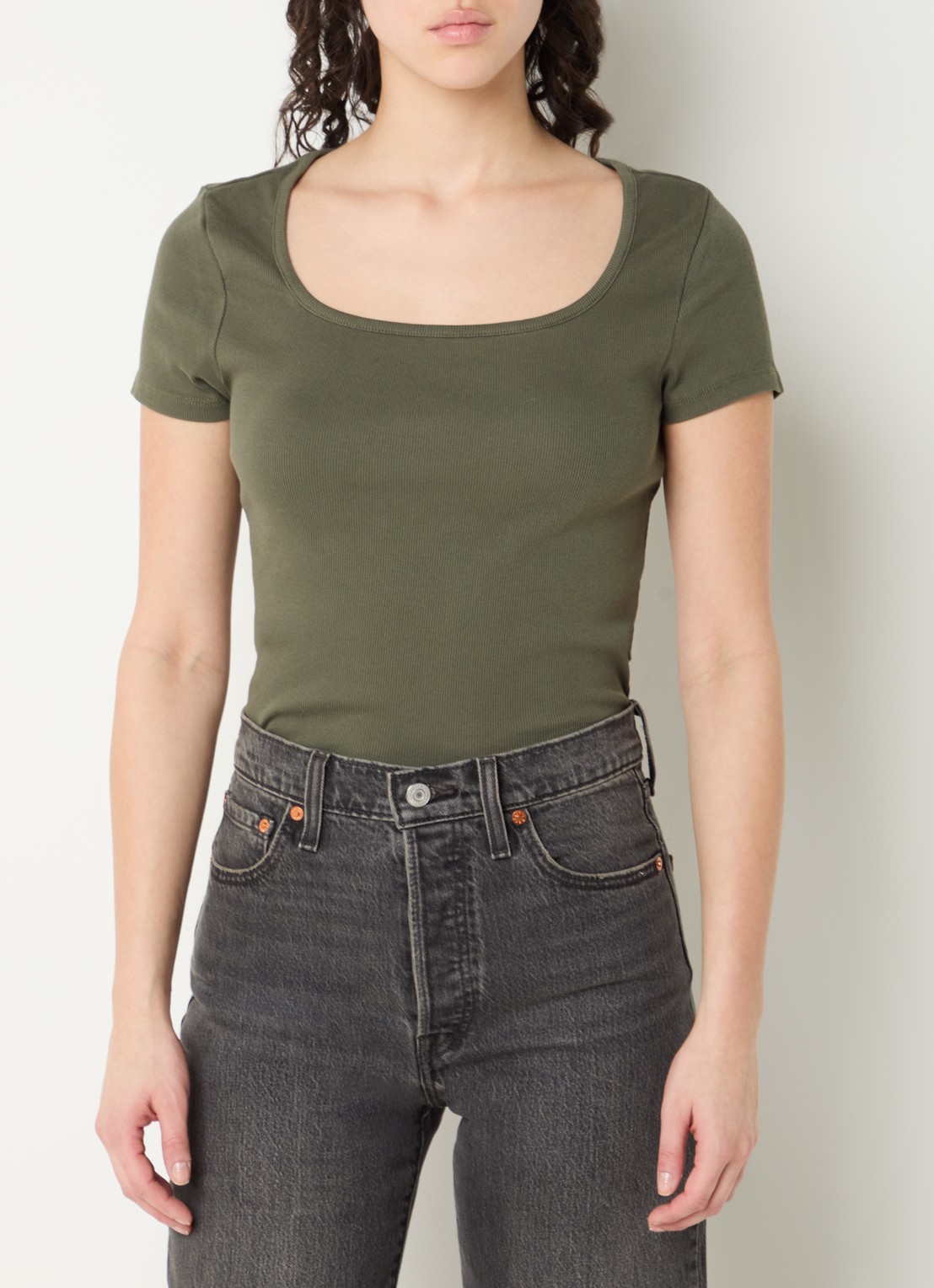 Levi's Essential ribgebreid cropped T-shirt - detail 4 bronsgroen