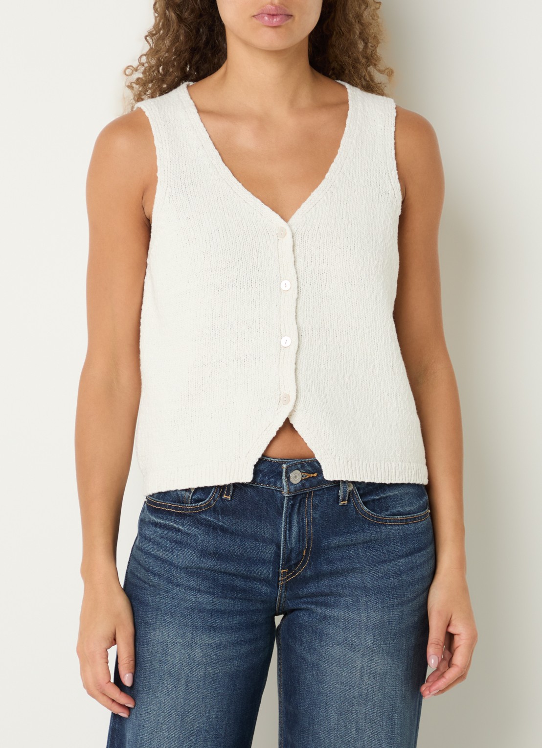 Levi's Helen grofgebreide gilet met V-hals - detail 2 gebroken wit